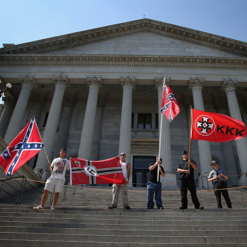 Drapeaux portant les symboles des États confédérés du sud, du nazisme, et du Klux Klux Klan