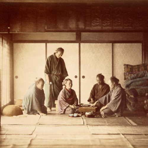 Quatre personnages agenouillés, jouant au jeu de go et un dernier, debout dans un intérieur
