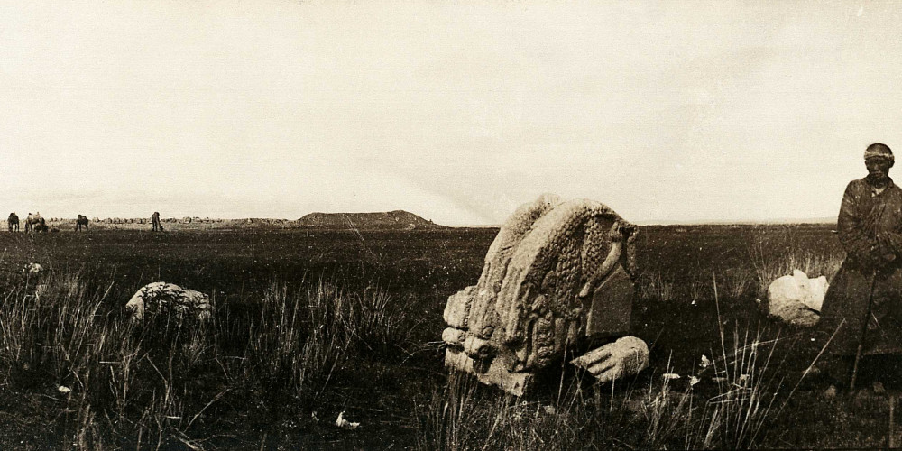 Le chapiteau de la stèle trilingue et la forteresse de Kara Balghassoun