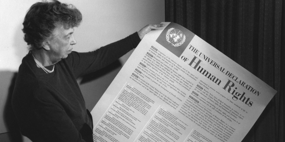 Eleanor Roosevelt tenant la déclaration universelle des droits de l'Homme