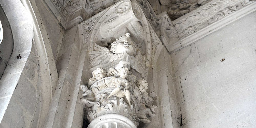 Chapiteau d’une colonne d’angle de la chapelle du château de Villers-Cotterêts