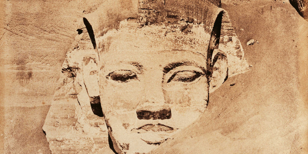 Tête ensablée d'une statue du grand temple d'Abou Simbel