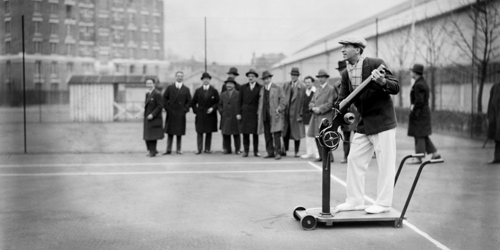 Appareil à lancer les balles testé au tennis-club d'Asnières par René Lacoste