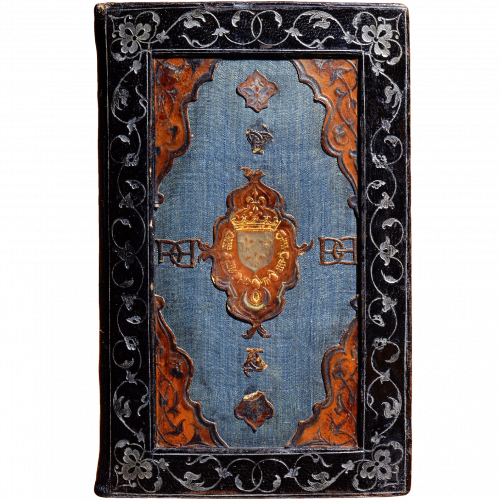 Reliure en maroquin noir à panneau central évidé tendu de soie bleue, aux armes de Henri II gaufrées, à encadrement d’arabesques argentées