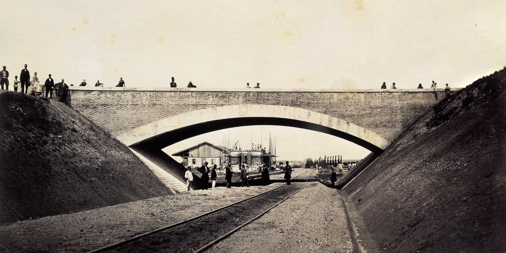 Pont de la route impériale et station à Briare