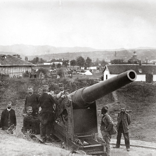 Balkans, soldats autour d’un canon, une grosse pièce d’artillerie