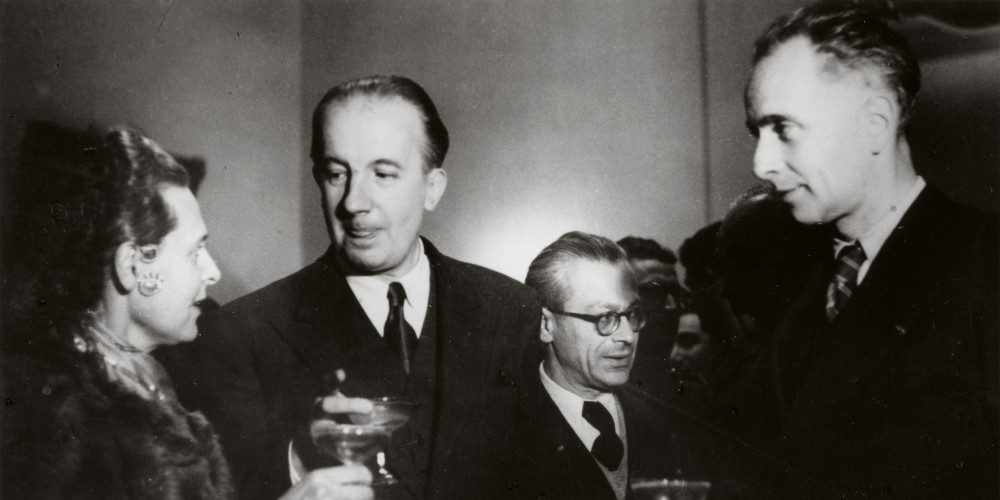 Réunion du Comité national des écrivains à la libération de Toulouse avec Elsa Triolet, Paul Eluard, Tristan Tzara et Louis Aragon