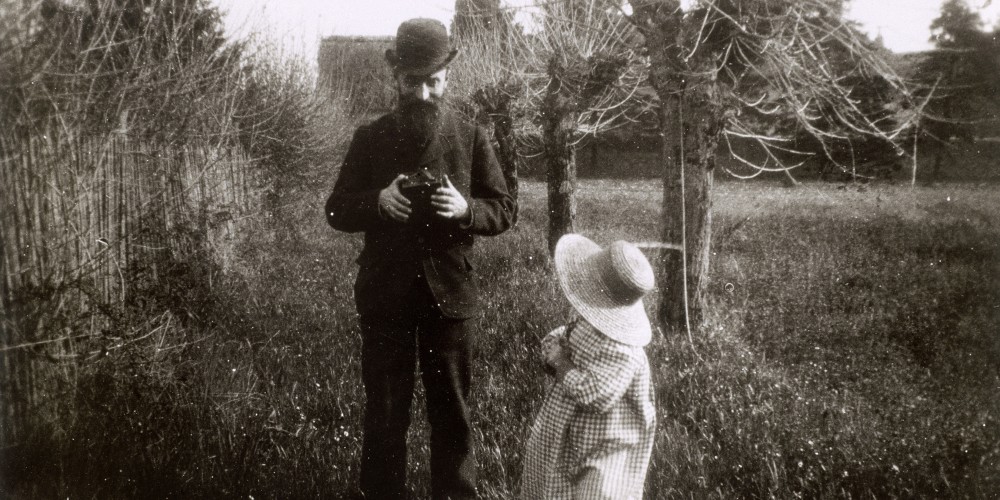 Vuillard tenant son appareil Kodak au côté de Renée