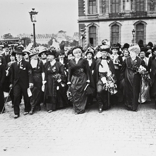 Le 5 juillet 1914, manifestation des suffragettes, Mme Séverine en tête du cortège