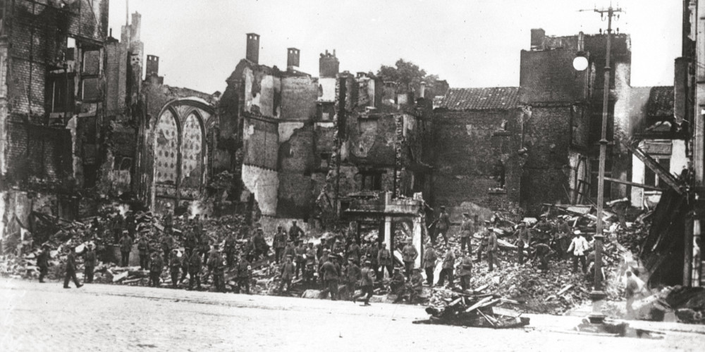 Soldats allemands devant une boutique brûlée