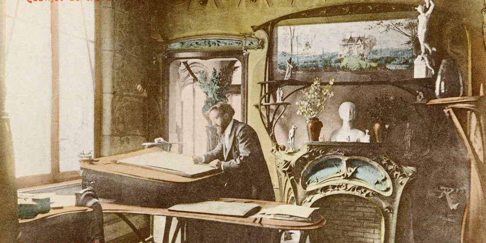 Hector Guimard dans son cabinet de travail au Castel Béranger