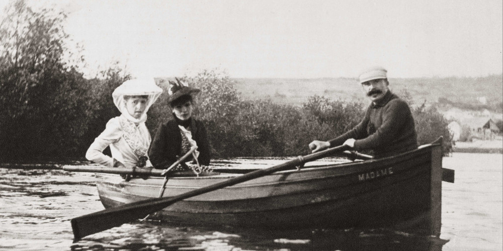 Guy de Maupassant avec Colette Dumas et Geneviève Bizet en barque sur la Seine