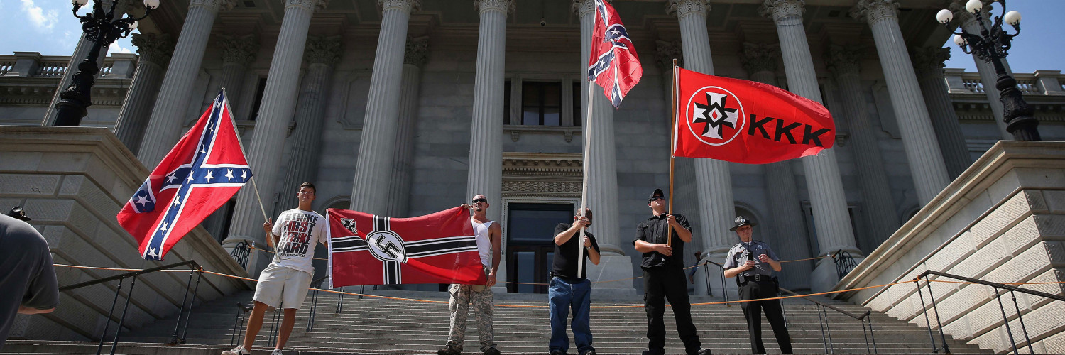 Drapeaux portant les symboles des États confédérés du sud, du nazisme, et du Klux Klux Klan