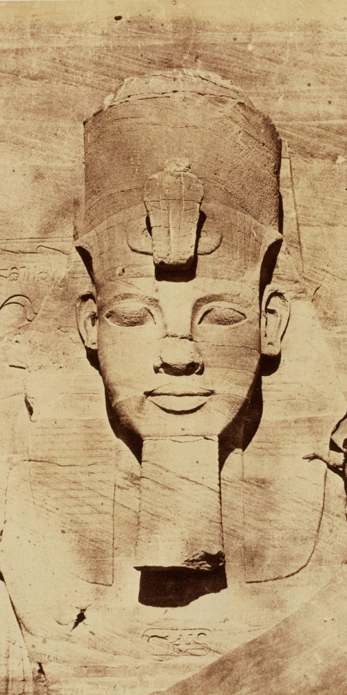 Tête de l'une des statues monumentales du grand temple d'Abou Simbel