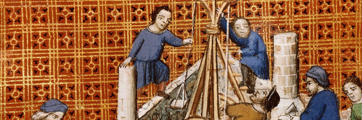 Des échafaudages de bois et de corde et une chèvre à trois pieds