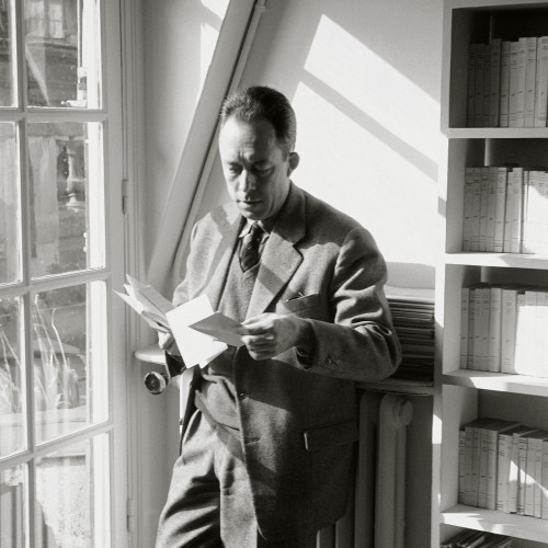 Albert Camus dans son bureau de la NRF