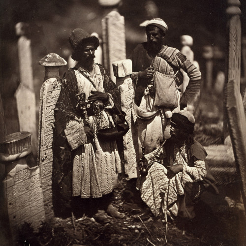 Groupe de derviches turcs dans le cimetière de Scutari