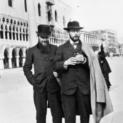 Bonnard portant son Kodak avec Ker-Xavier Roussel à Venise