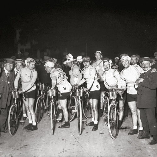 Tour de France, les coureurs groupés pour le départ au Parc des Princes
