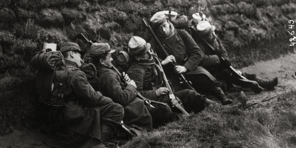 Soldats français derrière un mur de terre
