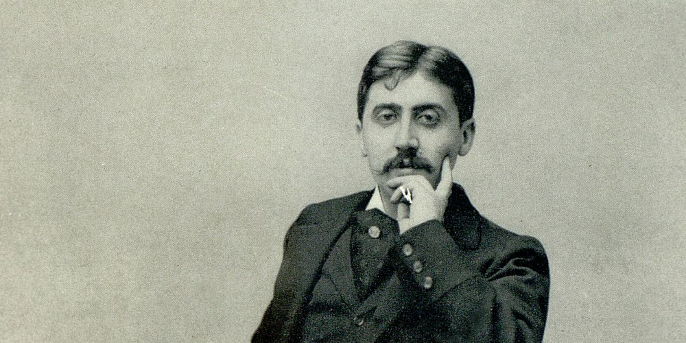 Marcel Proust posant assis