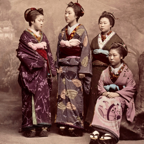 Groupe de quatre jeunes femmes, dont une assise