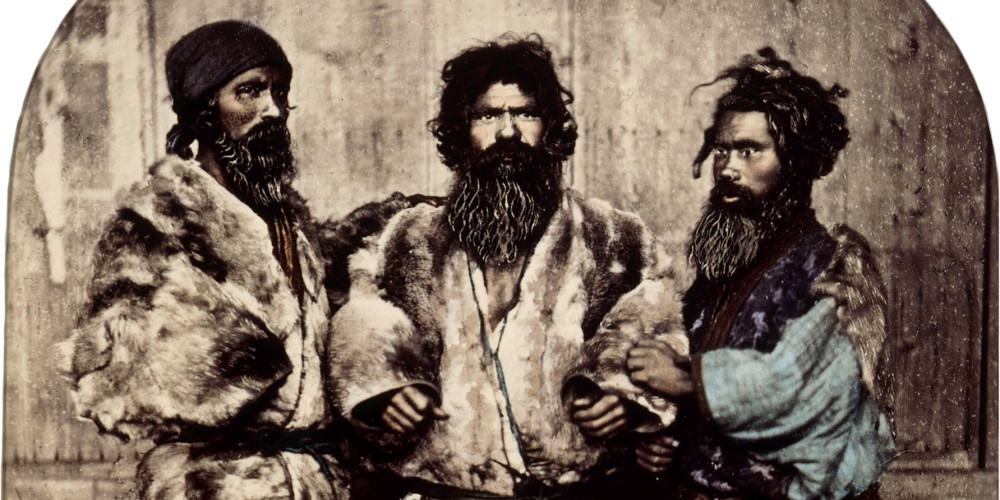 Groupe de trois hommes aïnous