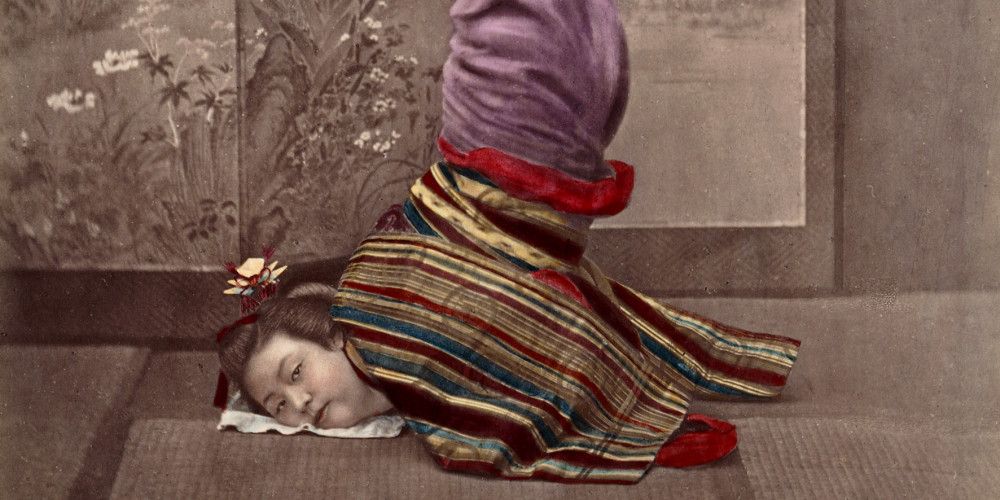 Geisha réalisant une acrobatie