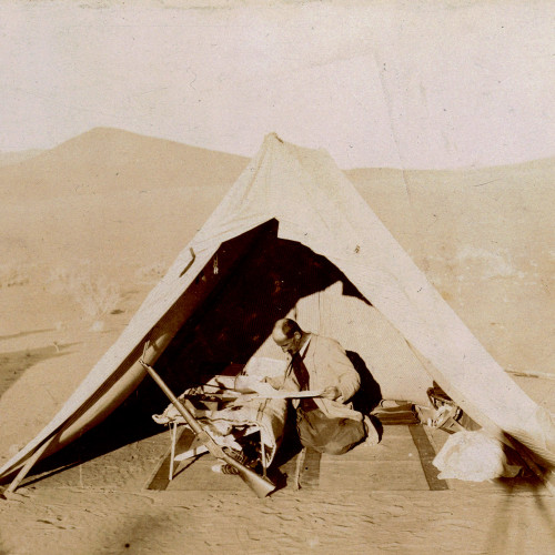 Fernand Foureau sous une tente dans le Sahara algérien
