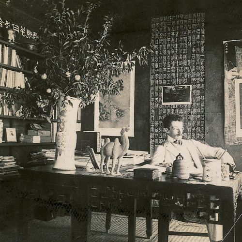 Victor Segalen dans son bureau à Pékin en 1910