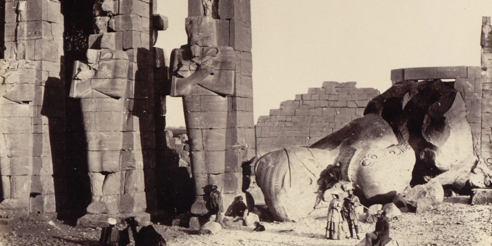 Piliers d'Osiris et colosse à terre du temple de Memnon à Thèbes