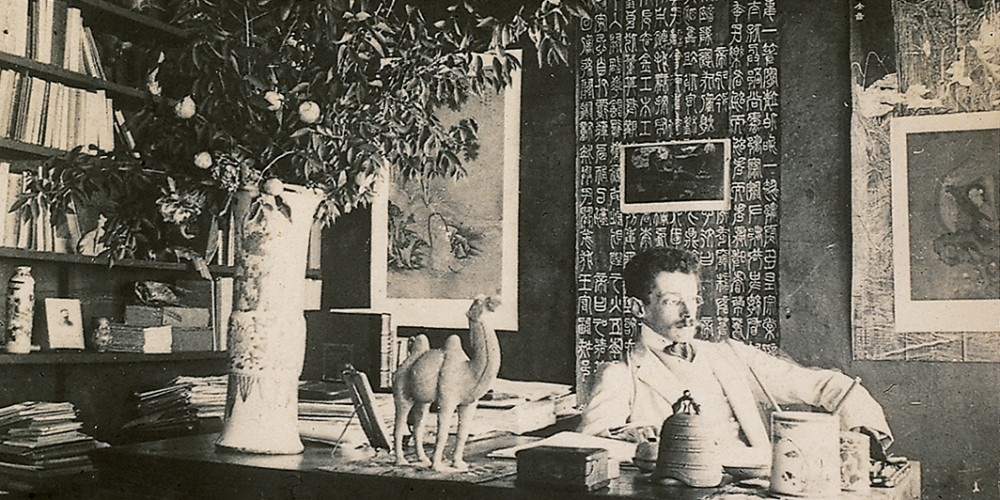 Victor Segalen dans son bureau à Pékin en 1910