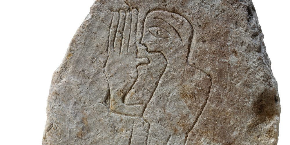 Stèle en écriture phénicienne avec inscription dédicatoire et personnage de profil