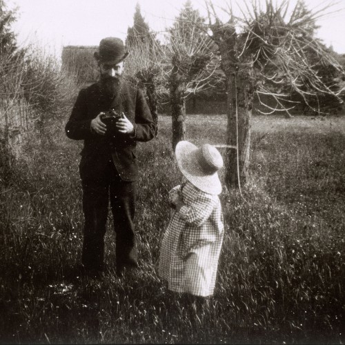 Vuillard tenant son appareil Kodak au côté de Renée