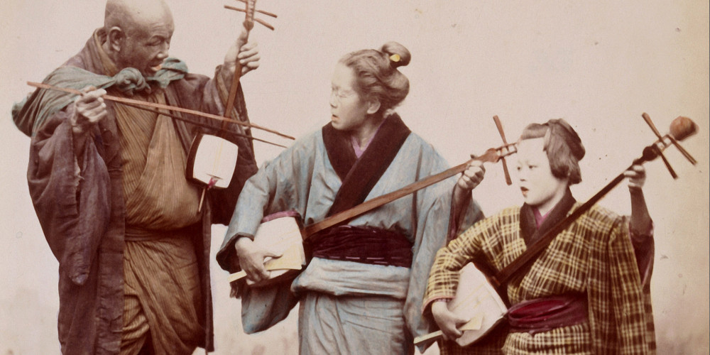 Trois joueurs de shamisen