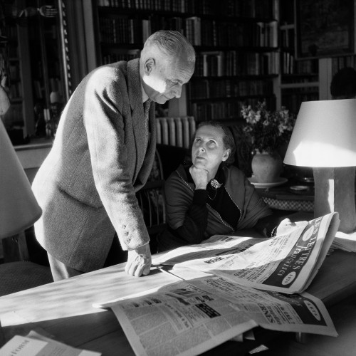 Elsa Triolet et Louis Aragon à Paris, 18 rue de la Sourdière, lisant le journal