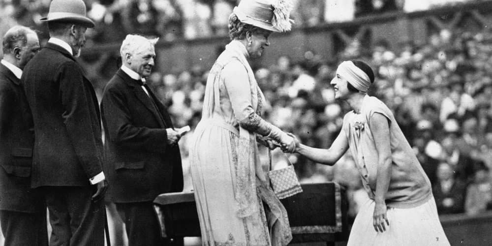 Tournoi de Wimbledon : la Reine d'Angleterre serrant la main à Suzanne Lenglen