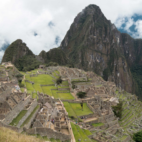 Vue générale de Machu Picchu avec le pic du Wayna Picchu à l’arrière plan