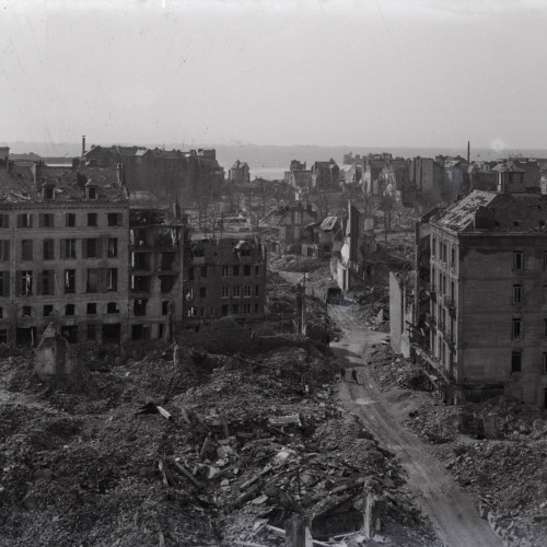 Vue panoramique des destructions prise de Notre-Dame vers la rue Frédéric Sauvage, au Havre