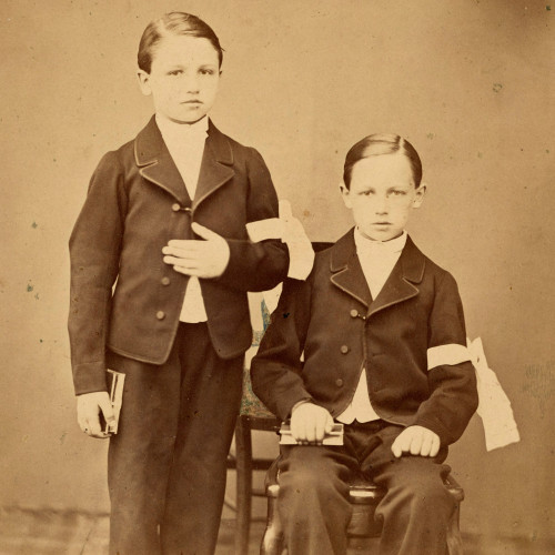 Arthur Rimbaud et son frère, Frédéric, lors de leur première communion.
