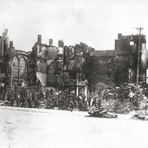 Soldats allemands devant une boutique brûlée