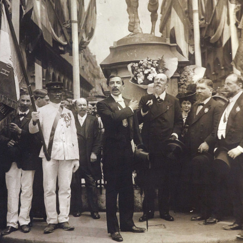 Maurice Barrès et Paul Déroulède devant le monument de Jeanne d’Arc à Paris