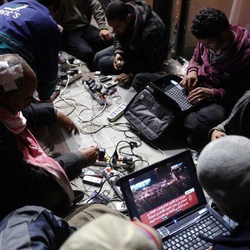 Le Caire - Des bloggeurs opposés au régime travaillent sur leur ordinateur portable