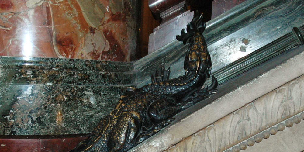 Opéra Garnier : salamandre en bronze au pied des colonnes du grand escalier