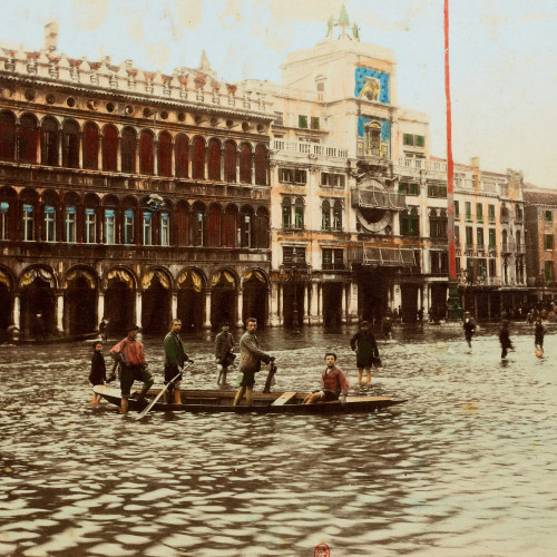 Venise : la place Saint-Marc inondée