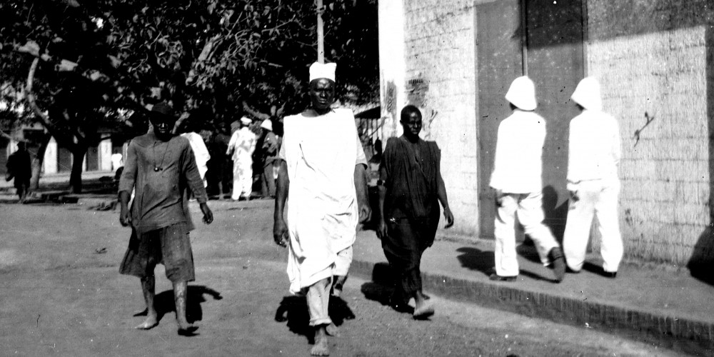 Soldats européens et passants à Dakar en 1910