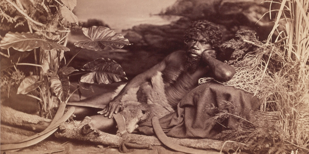 Homme aborigène d'Australie dans un décor