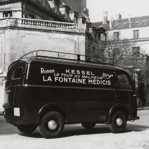 Camionnette de livraison avec publicité pour La Fontaine Médicis de Joseph Kessel