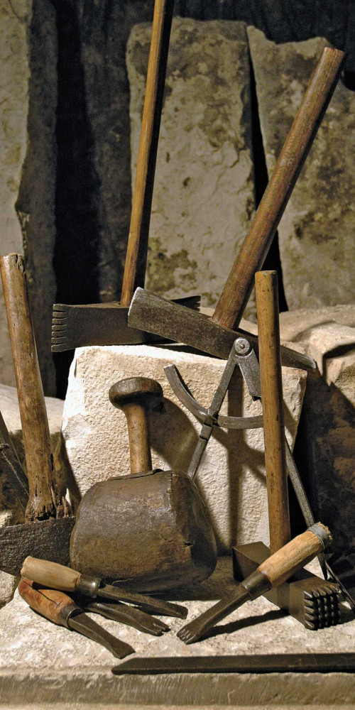 Les outils du maçon tailleur de pierre