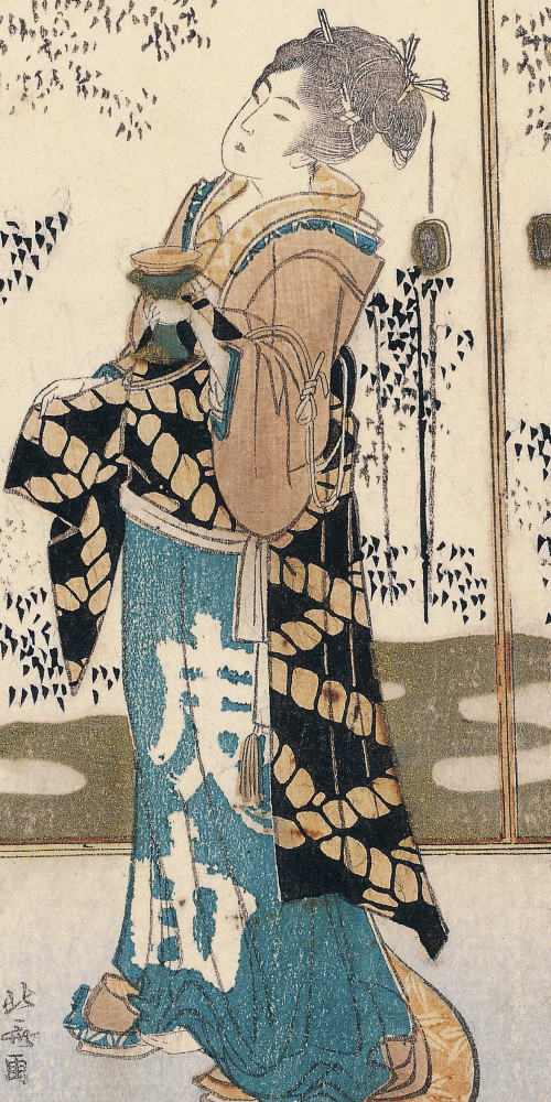 Jeune femme tenant une coupe de saké